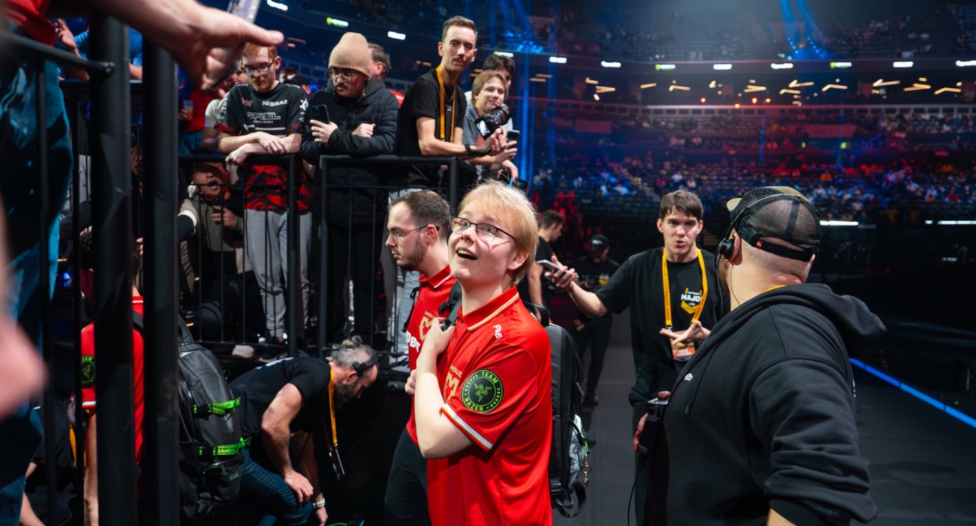 Former MOUZ player Jimpphat greets fans after a Counter-Strike 2 match during a major esports tournament