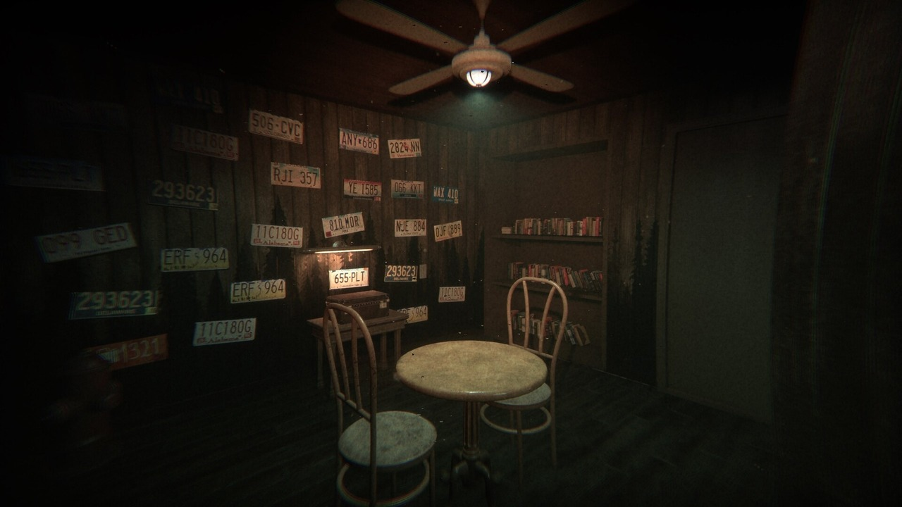 Players explore a room in Creepy Shift